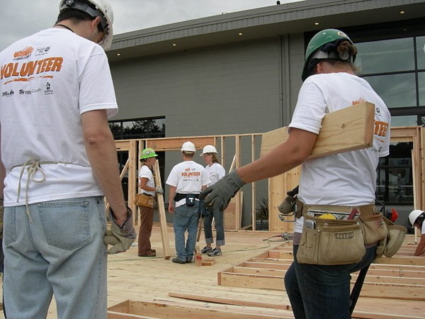 Habitat For Humanity volunteers building a house during the 2007 Fremont Fair in Seattle, Wash. (Joe Mabel, Wikimedia Commons)