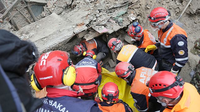 Rescuers work amidst rubble left by the earthquake that struck Nepal on Saturday, April 25. (By Hilmi Hacaloğlu, Public domain, via Wikimedia Commons)