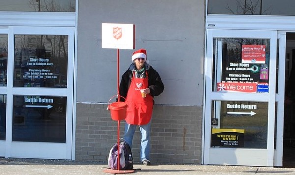 A Salvation Army red kettle and bell ringer outside a Kroger supermarket in Ypsilanti, Michigan.(Dwight Burdette via Wikimedia Commons)